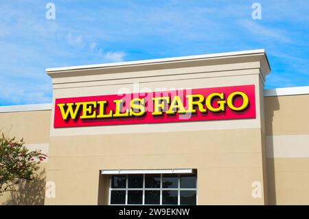 14 octobre 2023 Ocala, Floride succursale locale du magasin Wells Fargo Bank signe avant en jaune et rouge avec fond bleu ciel Banque D'Images