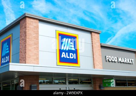 OCALA, FLORIDE États-Unis - 22 OCTOBRE 2023 façade et logo de marque d'une succursale de l'épicerie de détail à rabais allemand Aldi, pris sur un soleil lumineux Banque D'Images