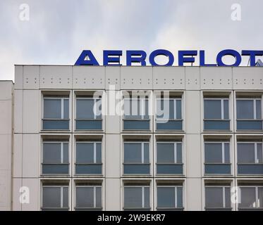 Berlin, Allemagne - 12 décembre 2023 : Aeroflot Russian Airlines signe sur le toit d'un bâtiment. Banque D'Images