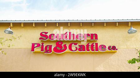 Ocala, Floride États-Unis novembre 2023 Southern Pig and Cattle Company Smokehouse grill grill char grillade restaurant familial barbecue BBQ signalisation rouge façade sur fr Banque D'Images