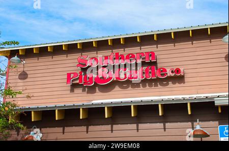 Ocala, Floride États-Unis novembre 2023 Southern Pig and Cattle Company Smokehouse grill grill char grillade restaurant familial barbecue BBQ signalisation rouge façade sur fr Banque D'Images