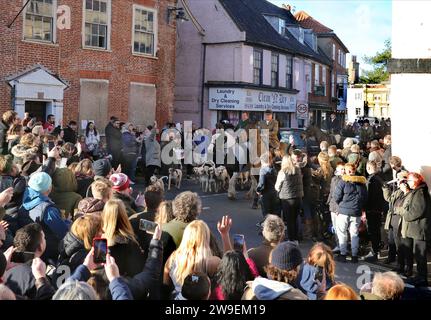 Cavaliers et chiens défilent dans les rues bordées de partisans de la chasse pendant le défilé de chasse du lendemain de Noël. Action contre la cruauté envers les animaux, une manifestation a eu lieu dans le centre-ville de Bungay alors que les Harriers de Waveney et Norfolk défilent dans les rues pour soutenir la campagne. Les manifestants ont déclaré que, bien qu'il s'agisse d'une interdiction de la chasse traditionnelle au renard, les animaux sont toujours tués pendant l'alternative de la chasse au sentier et ils appellent à une interdiction totale. Banque D'Images