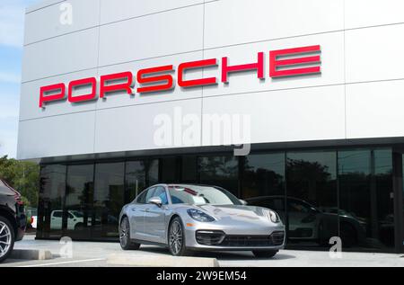 OCALA, FLORIDE, États-Unis - 22 OCTOBRE 2023 concessionnaire Porsche avec logo rouge à l'avant du bâtiment et fond bleu ciel Banque D'Images