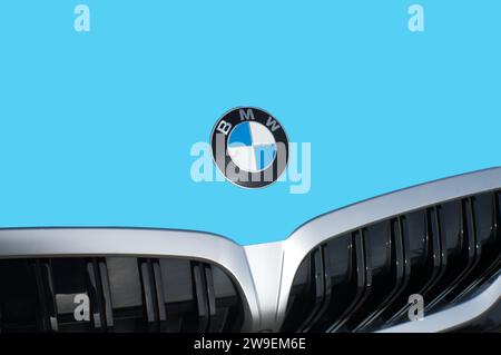 OCALA, FLORIDE - 2 NOVEMBRE 2023 logo BMW emblème sur le capot de voiture aqua. Bavaria Motor Works est une multinationale allemande de véhicules de luxe Banque D'Images