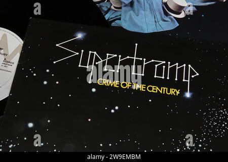 Viersen, Allemagne - mai 9. 2023 : gros plan de la couverture du disque vinyle du groupe Supertramp crime of the Century de 1974 Banque D'Images