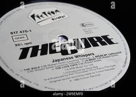 Viersen, Allemagne - mai 9. 2023 : gros plan du vinyle The Cure band label Japanese Whispers de 1983 Banque D'Images