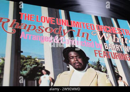 Viersen, Allemagne - mai 9. 2023 : gros plan de l'orchestre Love Unlimited avec l'album vinyle Barry White de 1974 Banque D'Images