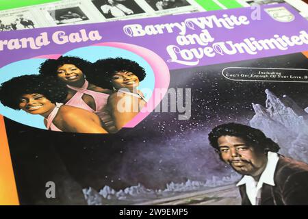 Viersen, Allemagne - mai 9. 2023 : gros plan de Barry White et Love Unlimited album vinyle Cover Grand Gala de 1973 Banque D'Images