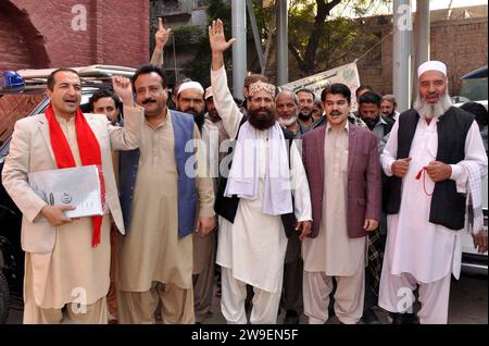 Le chef du Parti national Awami (ANP), Javed Khan, est arrivé pour soumettre ses documents de candidature au directeur du scrutin afin de participer aux prochaines élections générales, à Hyderabad, le mercredi 27 décembre 2023. Banque D'Images