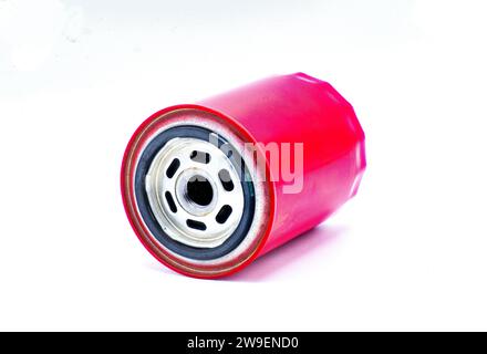 Filtre à huile fond blanc isolé générique, vue latérale rapprochée de couleur rouge. Entretien sur le moteur de véhicule automobile ou vue de dessous du moteur Banque D'Images