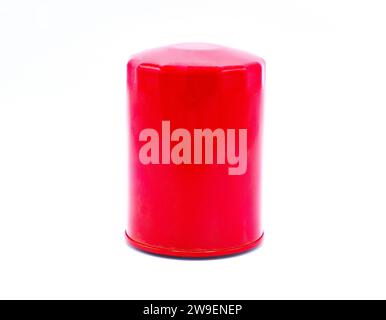 Filtre à huile fond blanc isolé générique, vue latérale rapprochée de couleur rouge. Entretien sur moteur ou moteur de véhicule automobile Banque D'Images