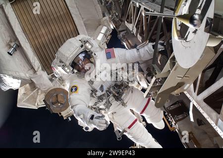 L’astronaute de la NASA Chris Cassidy, ingénieur de vol de l’expédition 36, participe à une session d’activité extravéhiculaire (EVA) alors que les travaux se poursuivent sur l’Inter Banque D'Images