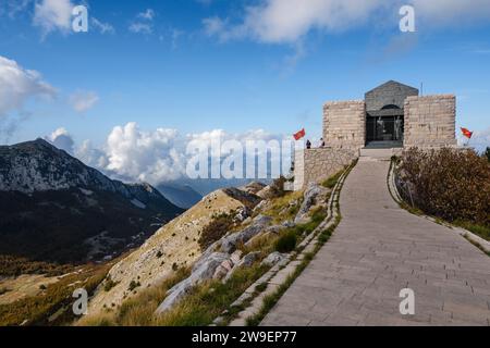 Mausolée de Njegos sur le sommet de Jezerski Vrh avec la montagne Lovcen et la baie de Kotor au loin, parc national de Lovcen, Monténégro Banque D'Images