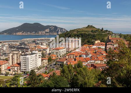 Laredo, Espagne. Vue sur le cône volcanique Atalaya et le Monte Buciero à Santona depuis un point de vue Banque D'Images