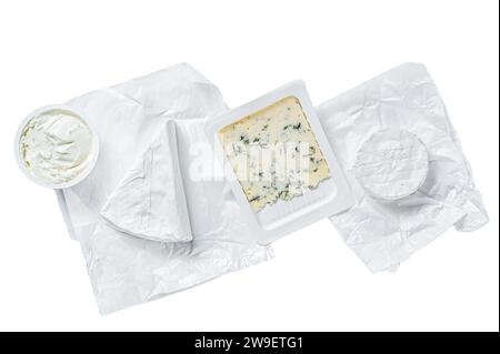 Variété de fromages sur la table de cuisine, brie, camembert, gorgonzola et fromage crémeux bleu. Isolé sur fond blanc, vue de dessus Banque D'Images