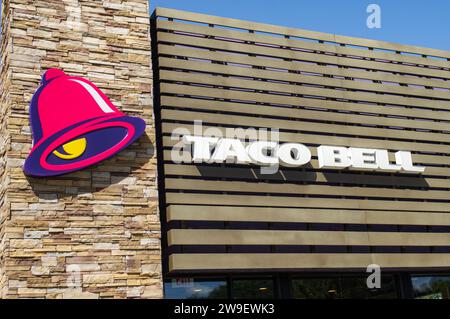 Logo extérieur de l'avant du magasin de la chaîne de restauration rapide américaine Taco Bell, OCALA, FLORIDE États-Unis, 14 OCTOBRE 2023 cuisine mexicaine de tacos, burri Banque D'Images