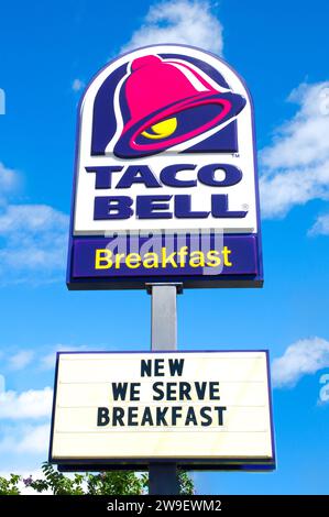 OCALA, FLORIDE États-Unis, 14 OCTOBRE 2023 logo extérieur du panneau routier de Taco Bell chaîne de restauration rapide américaine nous servons le petit déjeuner, d'inspiration mexicaine FO Banque D'Images