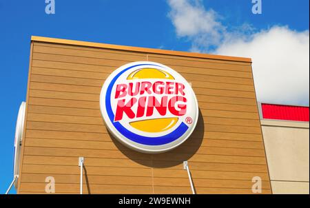 OCALA, FLORIDE États-Unis - 14 OCTOBRE 2023 logo Burger King fond bleu ciel avec nuages blancs. Deuxième chaîne de fast-food la plus célèbre au monde. Orange, Banque D'Images