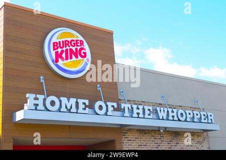 OCALA, FLORIDE USA - 14 OCTOBRE 2023 Burger King, maison du logo whopper, fond bleu ciel avec nuages blancs. Deuxième chaîne de fast-food la plus célèbre i Banque D'Images