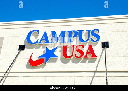 14 octobre 2023 Ocala, Floride succursale locale de Campus USA Credit Union Bank signe avant de magasin dans les couleurs bleu et rouge avec fond de ciel étoile Swoosh l Banque D'Images
