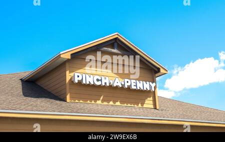 OCALA, FLORIDE États-Unis - 22 OCTOBRE 2023 Pinch a penny pool, patio et magasin de spa situé en Floride fond de ciel bleu vif sur une journée ensoleillée. Extérieur s Banque D'Images