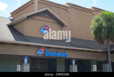 Ocala, Floride États-Unis 2 novembre 2023 Dominos Pizza Restaurant. Domino livre plus de 1 millions de pizzas par jour. Façade de signalisation extérieure avant avec Banque D'Images