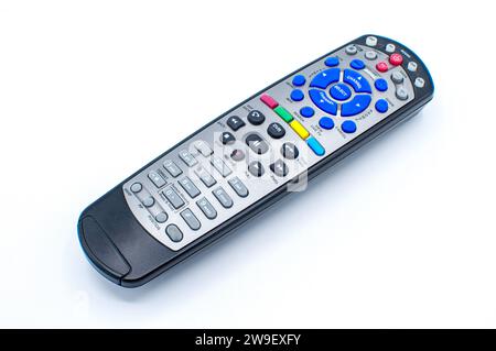 Télécommande noire et argentée pour tv, satellite, dvd, auxiliaire, DVR ou centre multimédia, avec plusieurs boutons de couleur rouge, bleu, jaune, vert sur un whit Banque D'Images