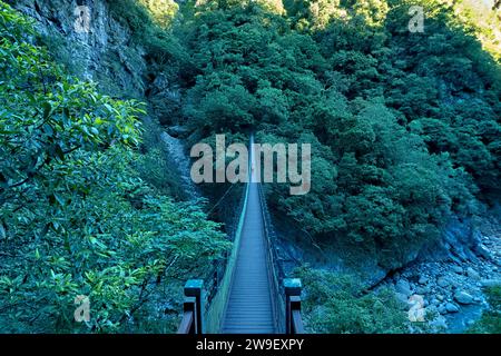 Traversée d'un pont suspendu vers Zhuilu Old Trail, parc national de Taroko, Taïwan Banque D'Images