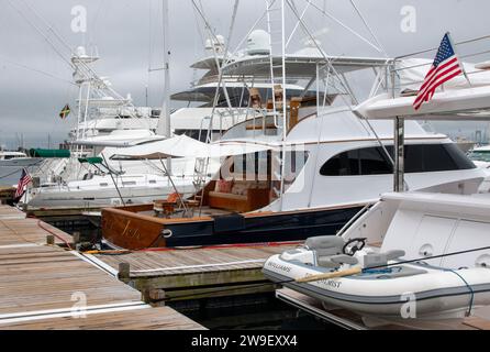 Newport, Rhode Island, États-Unis - 2 juillet 2021 : un tas de bateaux amarrés dans l'eau. Banque D'Images