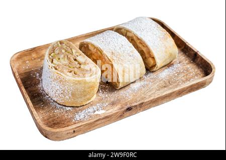 Strudel traditionnel aux pommes maison sur un plateau en bois Isolé sur fond blanc, vue de dessus Banque D'Images