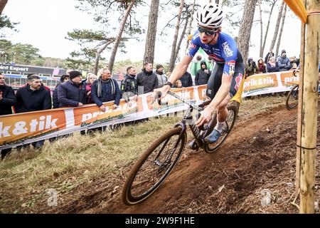 Heusden Zolder, Belgique. 27 décembre 2023. Néerlandais Tibor Del Grosso photographié en action lors de la course élite masculine à l'épreuve cycliste de cyclocross à Heusden-Zolder, l'étape 6/8 de la compétition Superprestige, mercredi 27 décembre 2023. BELGA PHOTO DAVID PINTENS crédit : Belga News Agency/Alamy Live News Banque D'Images