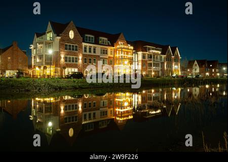 Image nocturne panoramique d'appartements de style cottage décorés avec des lumières de Noël dans la ville de Waddinxveen, pays-Bas. Banque D'Images