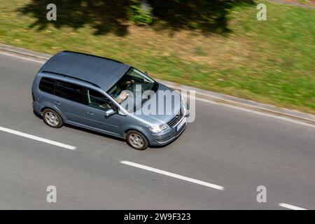 OSTRAVA, RÉPUBLIQUE TCHÈQUE - 23 AOÛT 2023 : Volkswagen Touran monospace après lifting avec effet de flou de mouvement Banque D'Images