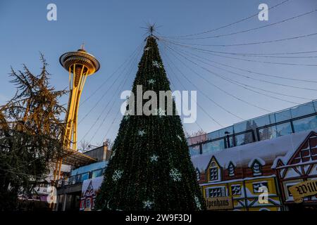 Scène du marché de Noël de Seattle avec le sapin de Noël en face de l'Alpen Haus (zone intérieure chauffée) et la Space Needle au Seattle Center dans le sud Banque D'Images