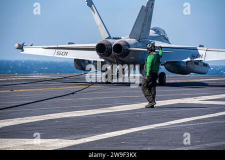 Opération de vol de l'USS Dwight D. Eisenhower (CVN 69) dans le golfe Persique, 30 novembre 2023. Photo de Janae Chambers Banque D'Images