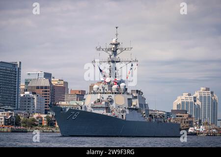 Le destroyer USS porter participe au voilier à la fin de la semaine de la flotte à Halifax, Nouvelle-Écosse, Canada. Banque D'Images