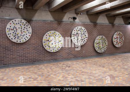 Cercles de béton à la station de métro Pie-IX à Montréal, Québec, Canada Banque D'Images