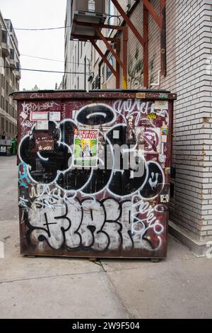 Graffiti sur une benne à ordures au centre-ville de Montréal, Québec, Canada Banque D'Images