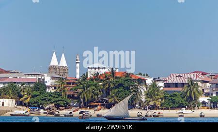 Zanzibar, Tanzanie - 18 juillet 2017 : ville de pierre paysage urbain littoral de mer Afrique à la journée ensoleillée. Banque D'Images