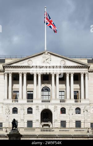 Londres, Royaume-Uni - 16 mars 2023 ; nuages sombres sur la façade de la Banque d'Angleterre Banque D'Images