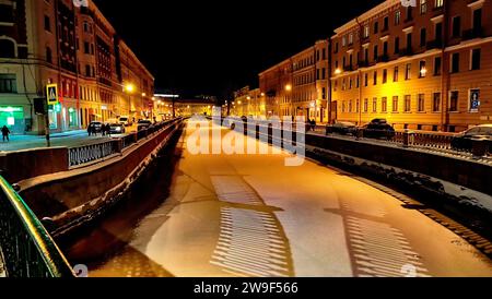 Vue hivernale du pont Demidov au remblai et au canal Griboedov gelé à St. Petersburg Banque D'Images