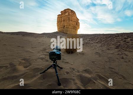 Judah Thumb ou Diable Thumb est une formation rocheuse dans le désert près de Riyad, Arabie Saoudite.23-décembre-2023 Banque D'Images