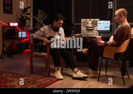 Musicien jouant de la guitare pendant le podcast Banque D'Images