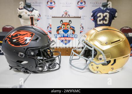 El Paso, Texas, États-Unis. 27 décembre 2023. Des expositions représentant les Beavers de l'Oregon et les Fighting Irish de notre Dame sont préparées lors d'une session de presse dans les jours précédant le 90e Tony the Tiger Sun Bowl annuel au Sun Bowl Stadium d'El Paso, Texas. Prentice C. James/CSM/Alamy Live News Banque D'Images