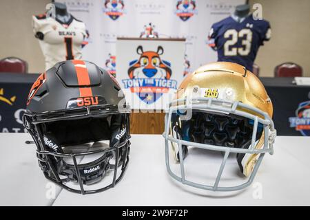 El Paso, Texas, États-Unis. 27 décembre 2023. Des expositions représentant les Beavers de l'Oregon et les Fighting Irish de notre Dame sont préparées lors d'une session de presse dans les jours précédant le 90e Tony the Tiger Sun Bowl annuel au Sun Bowl Stadium d'El Paso, Texas. Prentice C. James/CSM/Alamy Live News Banque D'Images