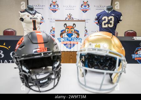 El Paso, Texas, États-Unis. 27 décembre 2023. Des expositions représentant les Beavers de l'Oregon et les Fighting Irish de notre Dame sont préparées lors d'une session de presse dans les jours précédant le 90e Tony the Tiger Sun Bowl annuel au Sun Bowl Stadium d'El Paso, Texas. Prentice C. James/CSM/Alamy Live News Banque D'Images