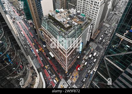 Vue de la 42nd Street et de Broadway depuis le toit de One Times Square le 27 décembre 2023 à New York. Banque D'Images