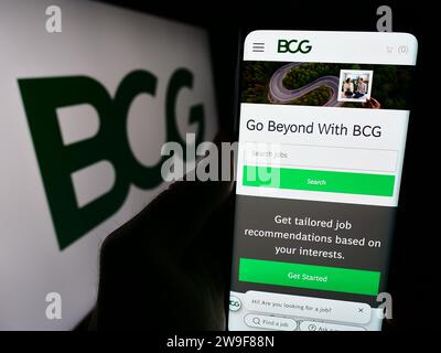 Personne détenant un téléphone cellulaire avec le site Web de la société américaine Boston Consulting Group Inc. (BCG) devant le logo. Concentrez-vous sur le centre de l'écran du téléphone. Banque D'Images