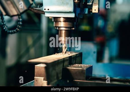 Feature Fachkräftemangel Bau 30.11.2023, Limbourg : Symbolfoto / Illustrationsbild, Symbolbild. Präzision und Handwerk : Ein lebhafter Einblick in die Welt der Metallverarbeitung. Ein Bohrer bohrt sich durch ein Stück Stahl / Metall, Präzisionsarbeit, Handwerk, Industrie, Werkzeugmaschinen, Maschine, Werkzeug, Facharbeit, Funkenflug, Produktionstechnik, Bohrmaschine, Metallverarbeitung, Stahlverarbeitung, Handwerkskunst. Fachkräftemangel auf dem Bau, dem Handwerk sowie der Industrie und in vielen weiteren Branchen in Deutschland. Limburg Hessen Allemagne *** caractéristique de la construction de pénurie de main-d'œuvre qualifiée Banque D'Images