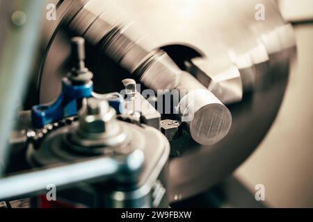 Feature Fachkräftemangel Bau 30.11.2023, Limbourg : Symbolfoto / Illustrationsbild, Symbolbild. Präzision und Handwerk : Ein lebhafter Einblick in die Welt der Metallverarbeitung. Ein Stück Stahl / Metall mit einer Drehmaschine bearbeitet, Präzisionsarbeit, Handwerk, Industrie, Werkzeugmaschinen, Maschine, Werkzeug, Facharbeit, Funkenflug, Produktionstechnik, Metallverarbeitung, Stahlverarbeitung, Handwerkskunst. Drehen, Dreher, Werkstück Fachkräftemangel auf dem Bau, dem Handwerk sowie der Industrie und in vielen weiteren Branchen in Deutschland. Limburg Hessen Allemagne *** Feature main-d'œuvre qualifiée Banque D'Images